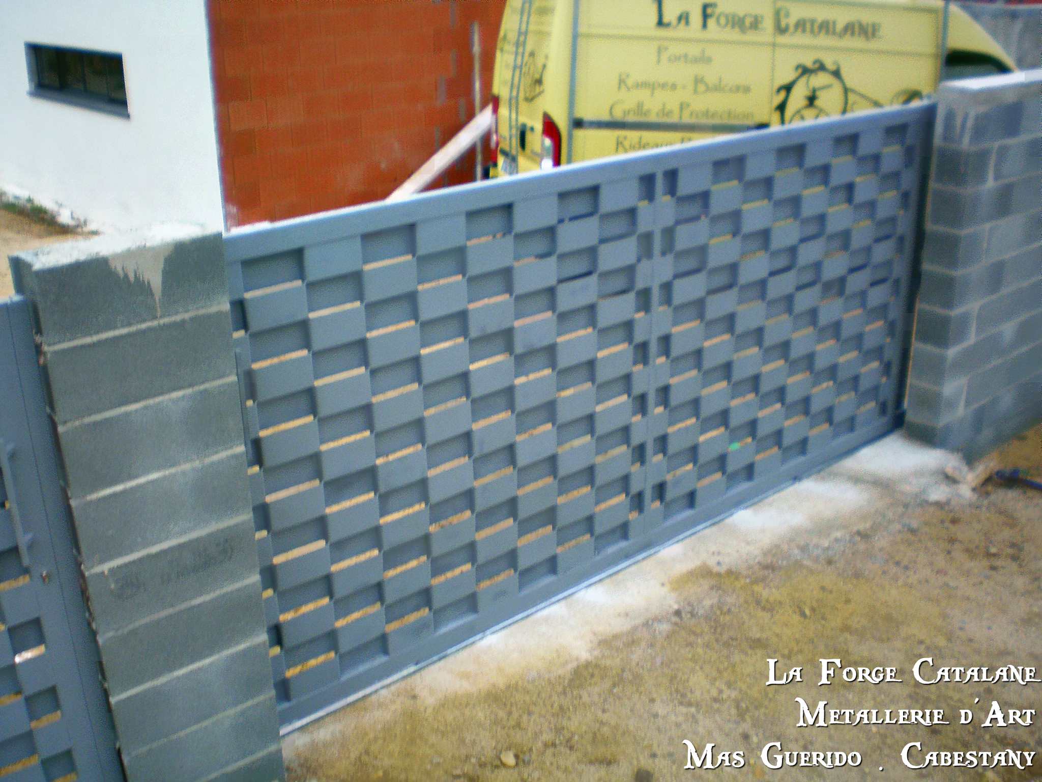 Portail tole plein lames pliees  thermolaquage gris forge catalane.jpg